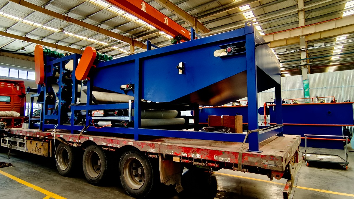 深蓝色带式压滤机 (2).jpg