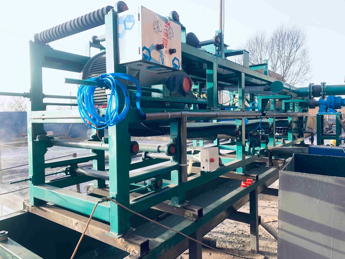 绿色真空过滤机现场 (1).jpg